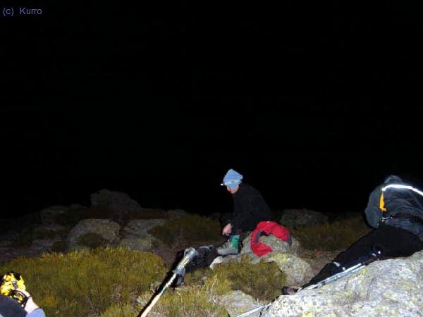 Nena calz&aacute;ndose las herraduras