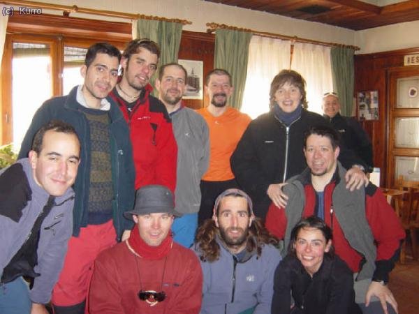 Todos en el bar despu&eacute;s de calditos y caf&eacute;