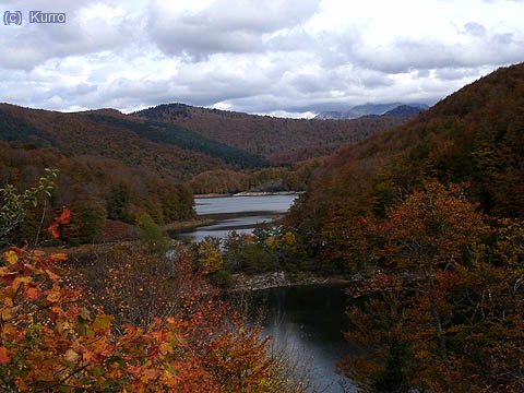 El pantano de Irabia, y al fondo el Orhi cubierto