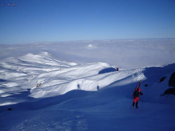Gabi ya con los esquís a la chepa. Sombras en el mar helado