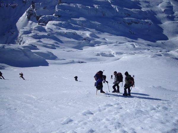 Tráfico en la pala cimera. Dave charla con Maria y Ganeko
