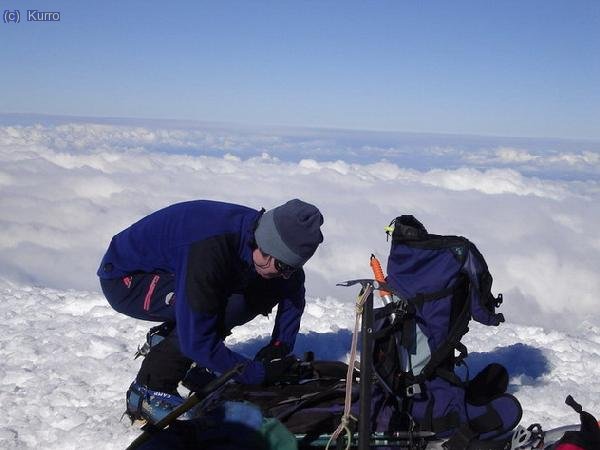 Fern buscando el patxaran con el mar de nubes al fondo