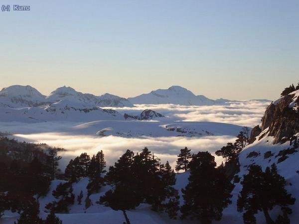 El Orhi emerge entre el mar de nubes