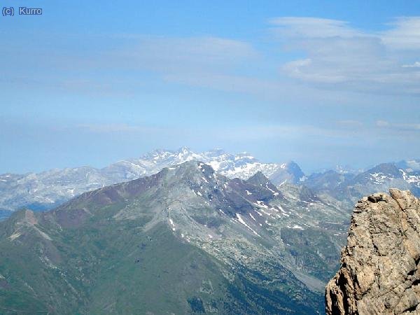 El Macizo de Monte Perdido al fondo. Llega a diferenciarse el Vignemale a la derecha de la foto
