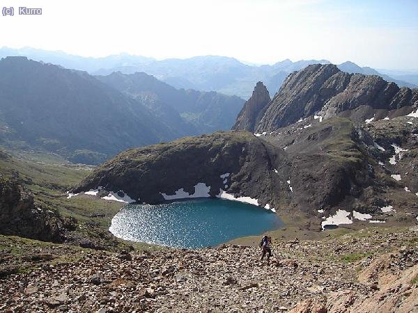 El ibón de Llardaneta subiendo hacia el collado junto al Diente Royo, donde empezamos la cresta esta vez
