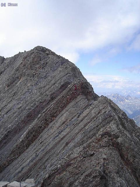 Si aprietas los ojos verás a Rodri, Tonito y Carlos justo antes de pasar por el famoso filito estrecho antes de la Tuca de Llardaneta. Es andar sobre medio metro de ancho, pero el tobogán ambos lados tiene su miga...