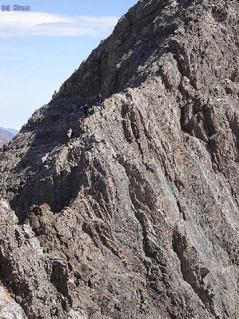Un par de amiguetes que venían en sentido contrario, destrepando el Espadas. Uno de los pasitos claves del día es el que está en el estrecho colladín debajo de ellos