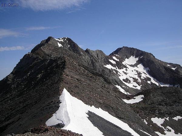 Poca nieve ya en el tramo de cresta del collado de Pavots