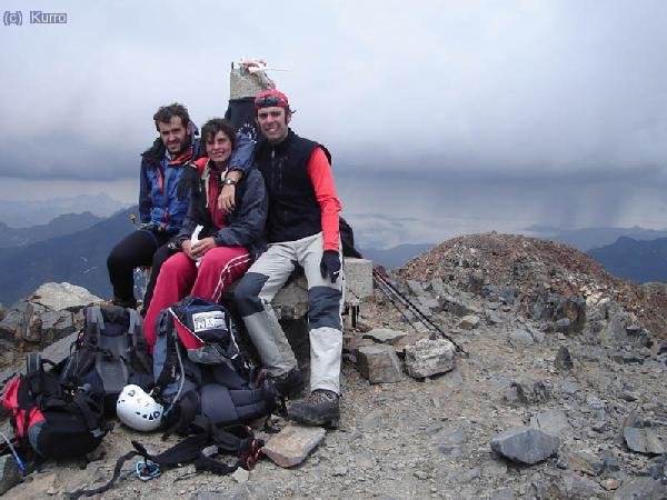 Mapicas, Nadia y Kurro (el de saca cara paleto) en la cima del Posets