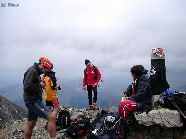 Tonito, Carlos y Rodri tras  su llegada la cima. En segundo plano puede verse el marrón que se estaba montando