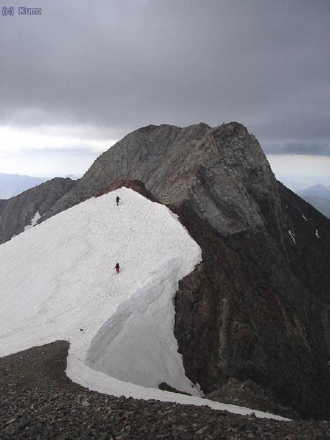 Los compis bajando por el nevero del collado Arlaud. Por la cima de la Tuca Roya se aprecian figuritas