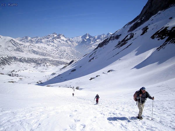 El valle de Aneou es una romer&iacute;a... aqu&iacute; en las faldas del Pene de la Glere. Al fondo en medio el piramidal Palas