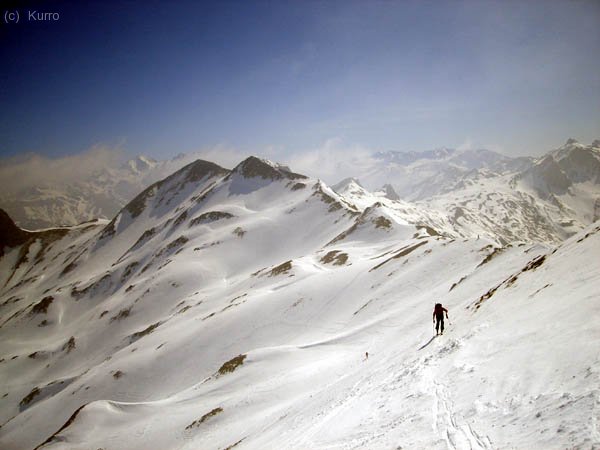 Traves&iacute;a por la izda para entrar to tieso a la cima. Aqu&iacute; se ve llanete, pero es el &uacute;nico sitio expuestillo si est&aacute; algo helado (en esta foto estaba venteado y durillo..)