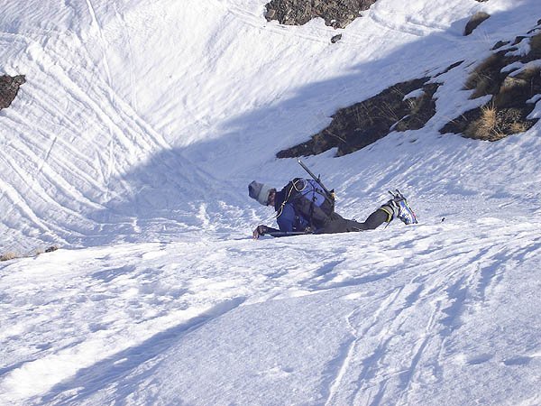 Este se&ntilde;or estaba haciendo cosas rar&iacute;simas en la nieve de subida a Lapazuso