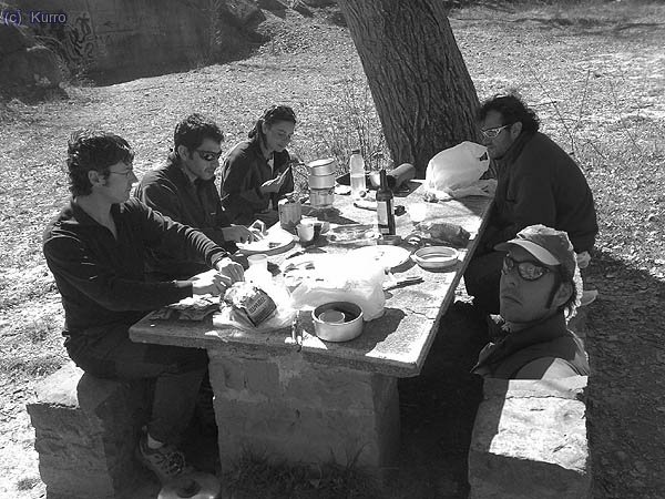 Imagen costumbrista de un t&iacute;pico picnic de domingo de 2007 en la ribera del G&aacute;llego...
