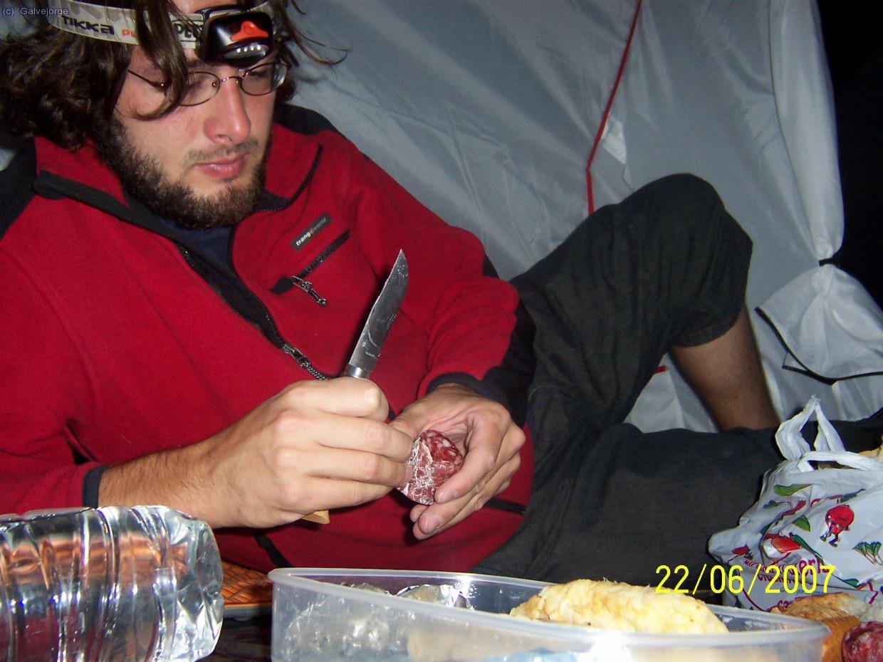 Cogiendo fuerzas la noche anterior a la escalada