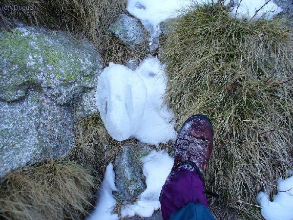 Pelotos de hielo. Desprendimientos de la cara sur del barranco de Riumalo. Ojo porque por la tarde les da el sol a las cascadas y cae de todo!!