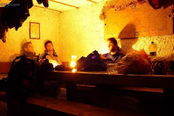 Ambientaso nocturno a la luz de la vela (refugio Arme&ntilde;a)