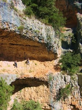 Por este paso, equipado con una vieja sirga, bajaban los vecinos de Lecina al Vero cuando el cauce estaba cubierto completamente por una crecida