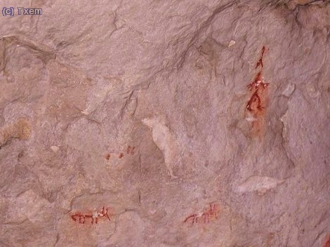 En estas pinturas prehist&oacute;ricas se pueden ver una figura humana masculina y dos animales que pueden ser zorros