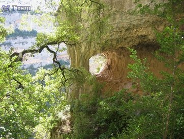 El mismo agujero en la roca visto desde m&aacute;s lejos