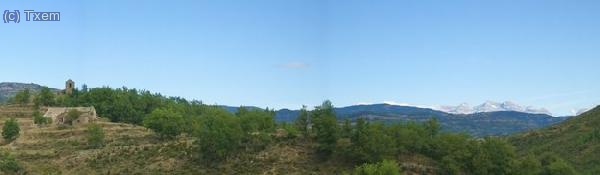 Panorámica llegando al pueblo abandonado de Otín con Monte Perdido al fondo