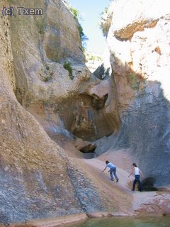 Bajo las cascadas de Peña Guara, ahora secas