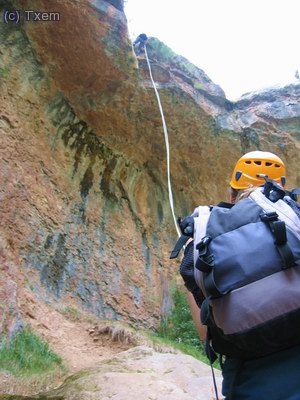 Rápel de 30 metros volados en el Raisén