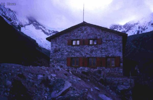 El refugio del Pisco situado a 4600 m frente al circo de los Huandoy
