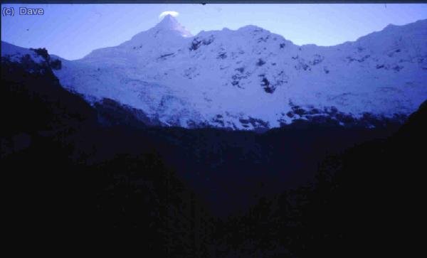 El Tocllaraju (6032 m) desde el campo base de ishinca