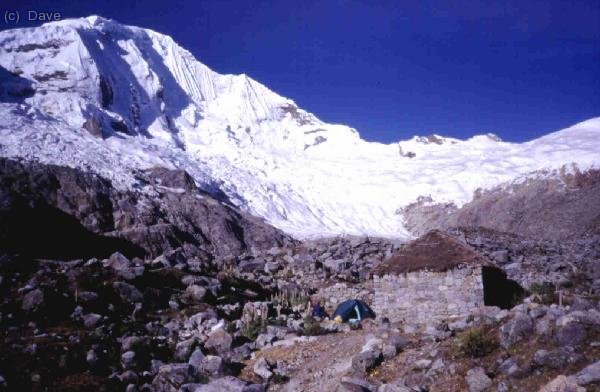 Campo base del Nevado Copa junto a la Laguna Legioacocha (4600 m)