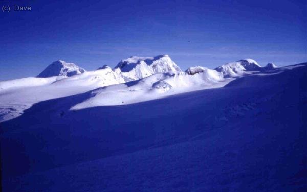 Plató glaciar Copa-Hualcán. Al fondo saca la cabeza el Huascarán S