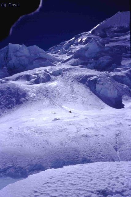 Subiendo entre seracs por la Canaleta entre el campo 1 y el campo 2