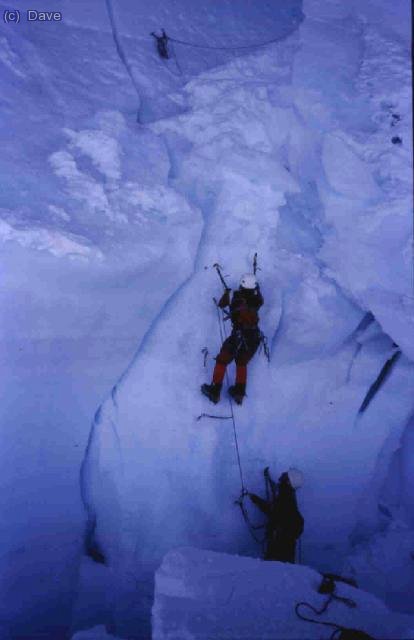 Currandonos el muro de la canaleta. 8 metros de 90&ordm; en hielo a 5600 m de altura ... nos cost&oacute; un guevo!!