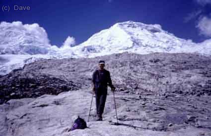 El autor camino del Campo Morrena con los dos Huascaranes de tel&oacute;n de fondo