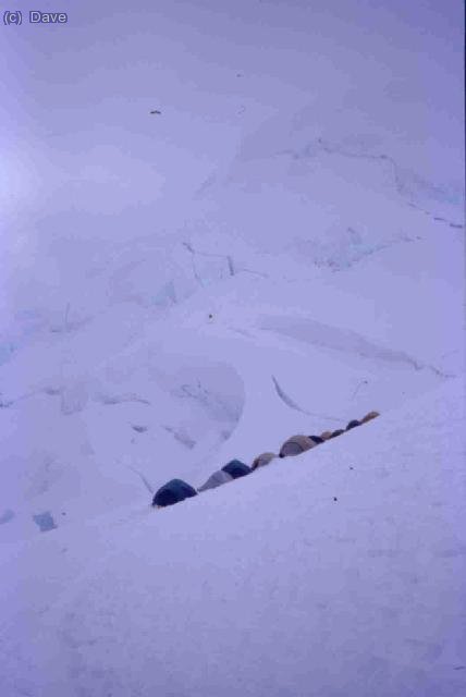 Las tiendas en el campo 2 (5950 m) en el Huasca. El tiempo se empieza a enmarronar...y a la ma&ntilde;ana siguiente nos tenemos que retirar a 6400 m pol mal tiempo!!! no saque la camara en too el dia del frio que hacia y las pocas ganas de echar fotos
