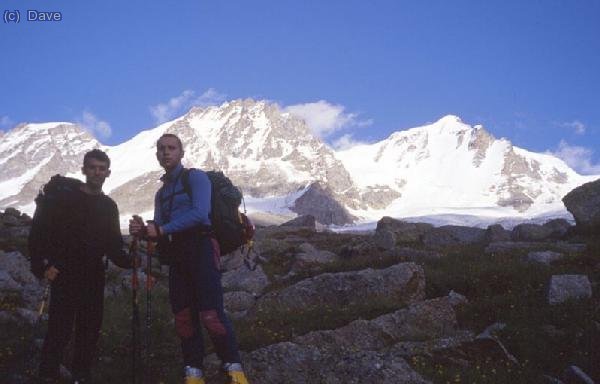 Cerca del refugio ya se observa la cara NW del Gran Paradiso