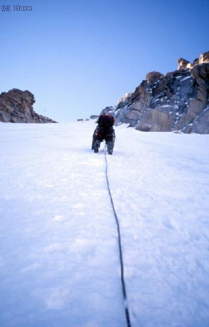 Escalando las rampas cercanas a la salida de la arista NW