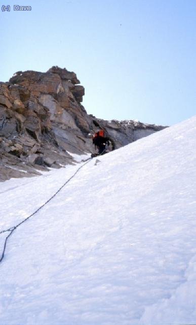 Escalando las rampas cercanas a la salida de la arista NW