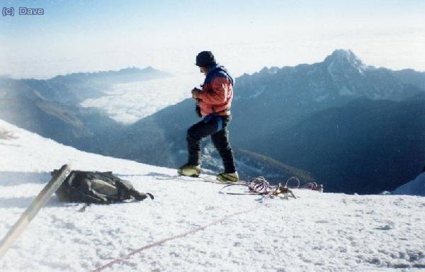 El la cumbre del Huayna. Mar de nubes. A la derecha la mole rocosa del Tiquimani (5519 m)