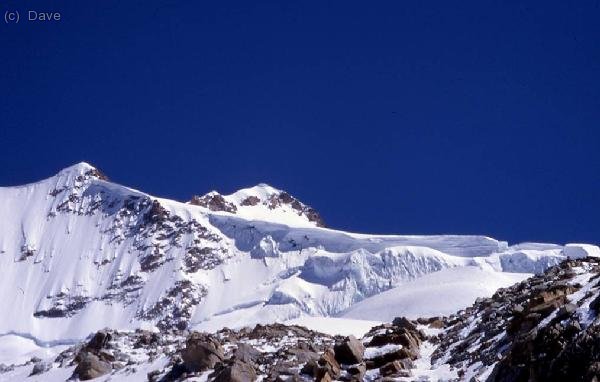La cumbre principal del Huayna asoma por detrás de la bonita pared del Huayna S.