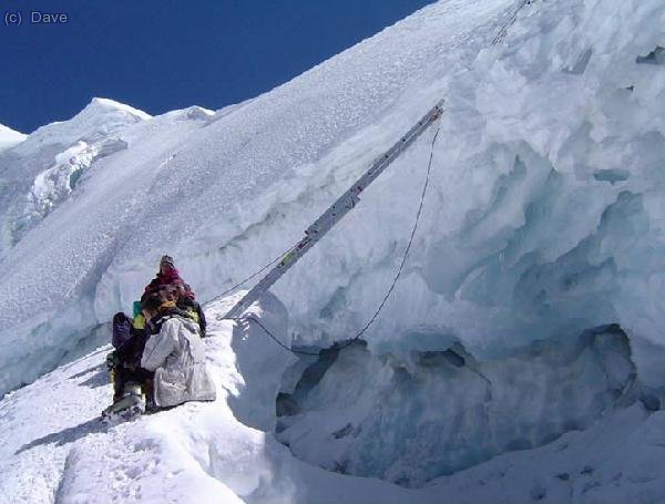 Escalerra tipo "Khumbu" para ganar una grieta