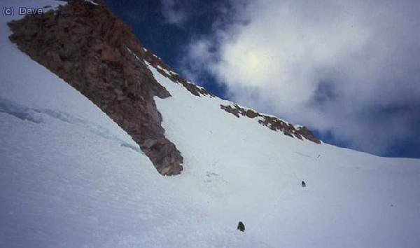Flanqueando para ganar la vertical a la rampa que conduce a la arista somital del Huayna