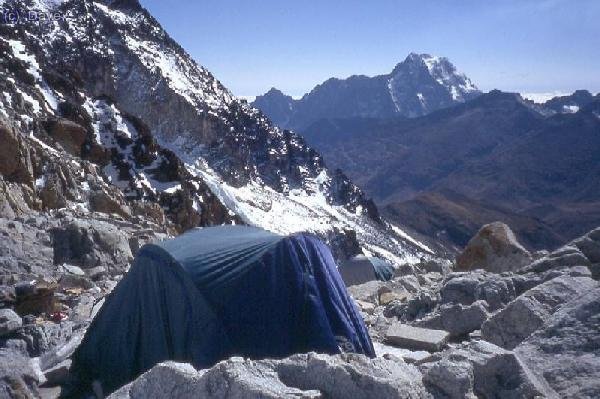 Campo de las Rocas (5.150 m) con el Tiquimani al fondo