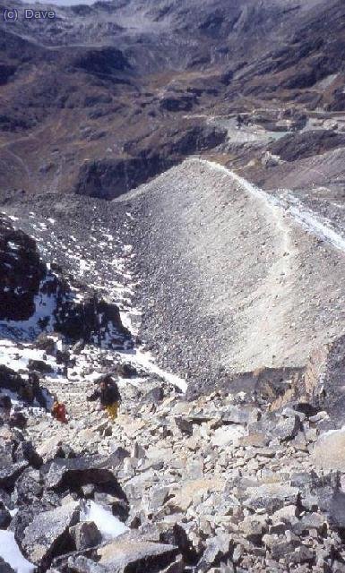 Ascensión hacia el Campo de las Rocas por la morrena...un pasito palante y tres patrás!! :-S
