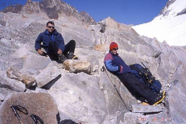 Dave y Dani descansando en el incómodo campo de las Rocas!!
