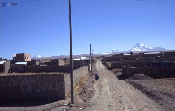 En la carretera cerca de Patamanta ya se divisa el grupo del Condoriri a la izq. y el Huayna Potosí a la derecha