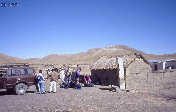 Delante de casa de Rogelio (nuestro arriero) preparando el material para cargar.
