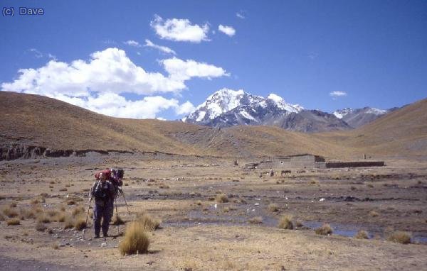 Saliendo de Tuni. Al fondo la cara W del Huayna Potosí.