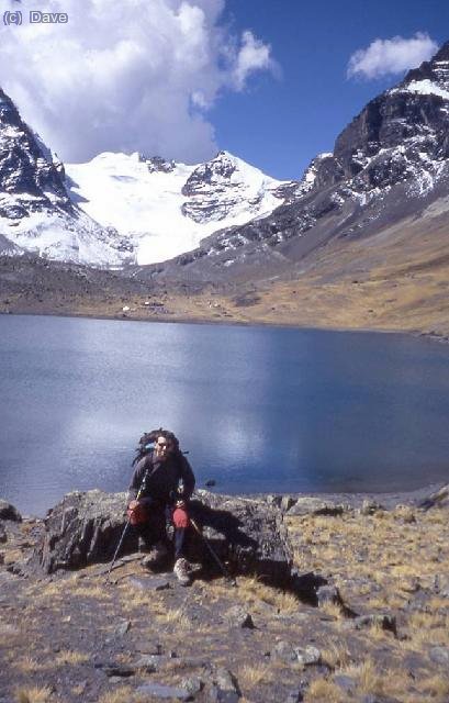Laguna Chiar Khota. Al fondo se observan las tiendas del campo base (4.700 m)